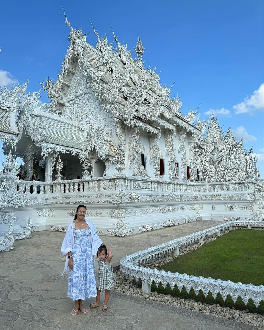 タヤ・ロジャースのインスタグラム：「She asks to go to temples. I haven’t explained religion just yet but we talk a lot about kindness and love and understanding and respect and really isn’t that the basis of humanity? It’s hard to imagine answering the bigger questions these days with all the heartbreak in the world. She’s too young to understand why I’m sad or upset or enraged with the world when her world is still just us. I’m trying to find balance, to self regulate, to be here with them for them but my heart is breaking for strangers half a world away. We went to temples & all I could pray for was peace.」