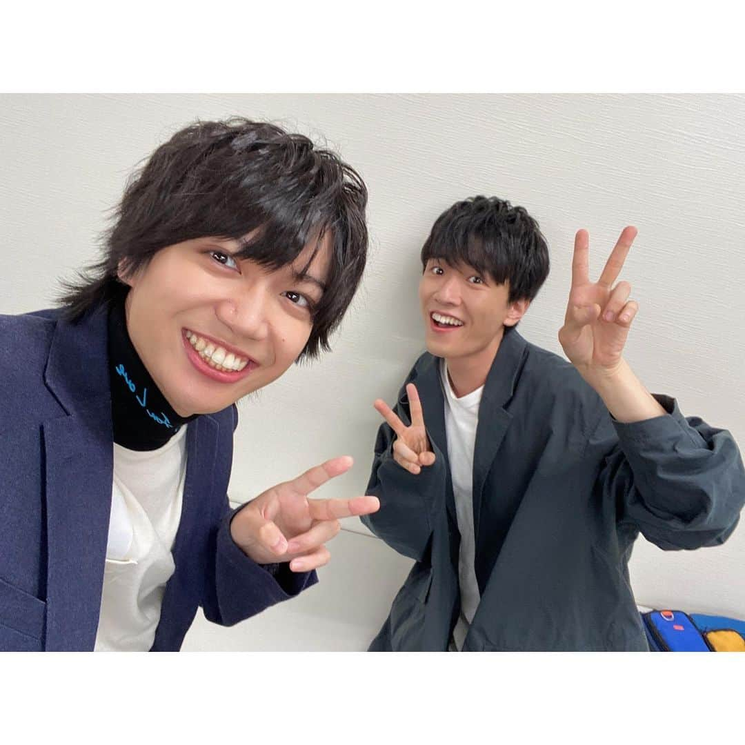 千葉翔也さんのインスタグラム写真 - (千葉翔也Instagram)「シャボン玉とんだ宇宙までとんだ  #の主人公 #畠中祐 と #千葉翔也 #たすくとしょうや  こんな素晴らしい人の友達だと、 胸を張って言えるような自分でありたいと思いました。 最高のミュージカルだった！」11月14日 0時26分 - shoya_chiba_official