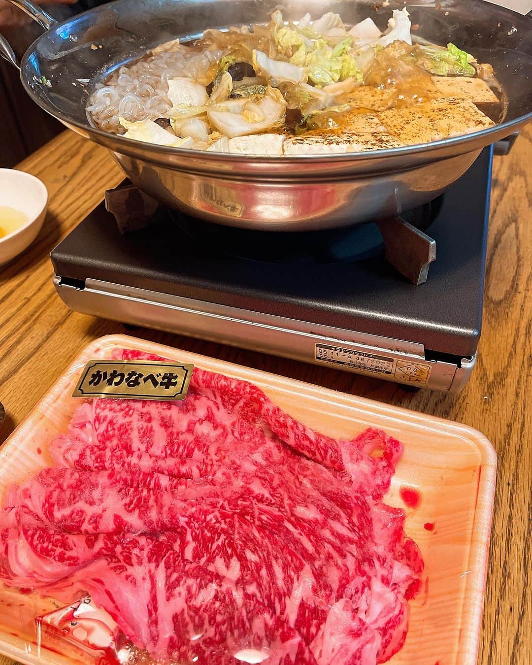 SHINOBUのインスタグラム：「昨日頂きました お肉を すき焼きにして 頂きました👍  美味しいお肉のお土産 ありがとうございました🙇‍♀️🙇‍♀️🙇‍♀️   #かわなべ  #かわなべ磨崖仏まつり   #お肉」