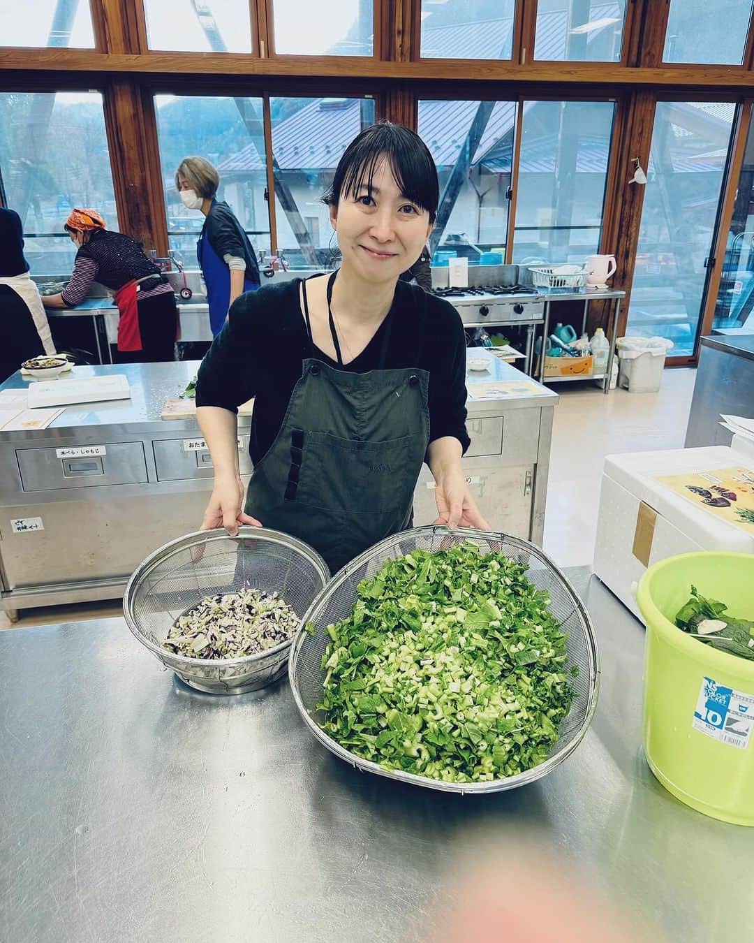 真藤舞衣子さんのインスタグラム写真 - (真藤舞衣子Instagram)「長野県木曽福島へ、「すんき漬」を作りに行ってきました。  「すんき漬」は、赤かぶの葉と茎を塩を使わず植物性乳酸菌だけで発酵させてつくります。  無塩の食品であることや食物繊維が豊富、そして乳酸菌の効用から腸内環境が整い、美肌、免疫力アップや、アレルギー予防、抗がん作用など健康面での効果が期待されています。  小泉武夫先生理事長の「発酵の学校」の授業でもお馴染み、東京農大名誉教授、高崎健康福祉大学農学部教授、木曽町地域資源研究所所長の岡田早苗先生に今回すんき漬けの乳酸菌について講義していただきました。  すんき漬は塩を使っていないのに乳酸とコクのある旨味を感じるのですが、これは乳酸菌が乳酸だけでなくコハク酸という有機酸を発酵過程で生成しているから。 乳酸菌というと名前からして乳製品にしかないと思われがちなのですが、植物性乳酸菌があり、植物の茎や根元に乳酸菌が共生していると言われます。 が、このすんき漬けの味は赤カブからしか作ることができないのです。とってもとっても美味しくてできたすんき漬はいろいろな料理にまたつかっていきます。 奥が深いすんき漬、  とても貴重なお話ありがとうございました。  #発酵美人になりませう #長野　#木曽福島 #Nagano #kisofukushima #すんき漬　#岡田早苗　先生 #マイマイ長野」11月14日 0時27分 - maikodeluxe