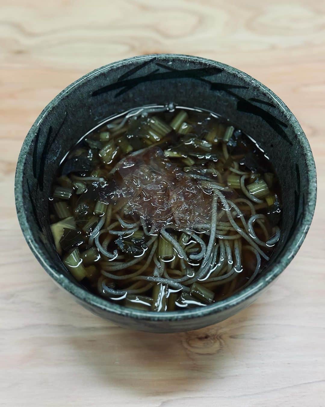 真藤舞衣子さんのインスタグラム写真 - (真藤舞衣子Instagram)「長野県木曽福島へ、「すんき漬」を作りに行ってきました。  「すんき漬」は、赤かぶの葉と茎を塩を使わず植物性乳酸菌だけで発酵させてつくります。  無塩の食品であることや食物繊維が豊富、そして乳酸菌の効用から腸内環境が整い、美肌、免疫力アップや、アレルギー予防、抗がん作用など健康面での効果が期待されています。  小泉武夫先生理事長の「発酵の学校」の授業でもお馴染み、東京農大名誉教授、高崎健康福祉大学農学部教授、木曽町地域資源研究所所長の岡田早苗先生に今回すんき漬けの乳酸菌について講義していただきました。  すんき漬は塩を使っていないのに乳酸とコクのある旨味を感じるのですが、これは乳酸菌が乳酸だけでなくコハク酸という有機酸を発酵過程で生成しているから。 乳酸菌というと名前からして乳製品にしかないと思われがちなのですが、植物性乳酸菌があり、植物の茎や根元に乳酸菌が共生していると言われます。 が、このすんき漬けの味は赤カブからしか作ることができないのです。とってもとっても美味しくてできたすんき漬はいろいろな料理にまたつかっていきます。 奥が深いすんき漬、  とても貴重なお話ありがとうございました。  #発酵美人になりませう #長野　#木曽福島 #Nagano #kisofukushima #すんき漬　#岡田早苗　先生 #マイマイ長野」11月14日 0時27分 - maikodeluxe