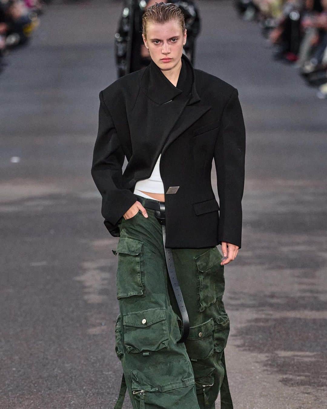 Vogue Runwayさんのインスタグラム写真 - (Vogue RunwayInstagram)「Cargos pants have been trending for a few seasons—chalk it up to the persistent popularity of Y2K—but at the spring collections of Saint Laurent, Dries Van Noten, and The Attico, and in Phoebe Philo’s debut drop, the vibe was new. When did cargo pants become chic? Tap the link in bio to find out.」11月14日 0時38分 - voguerunway