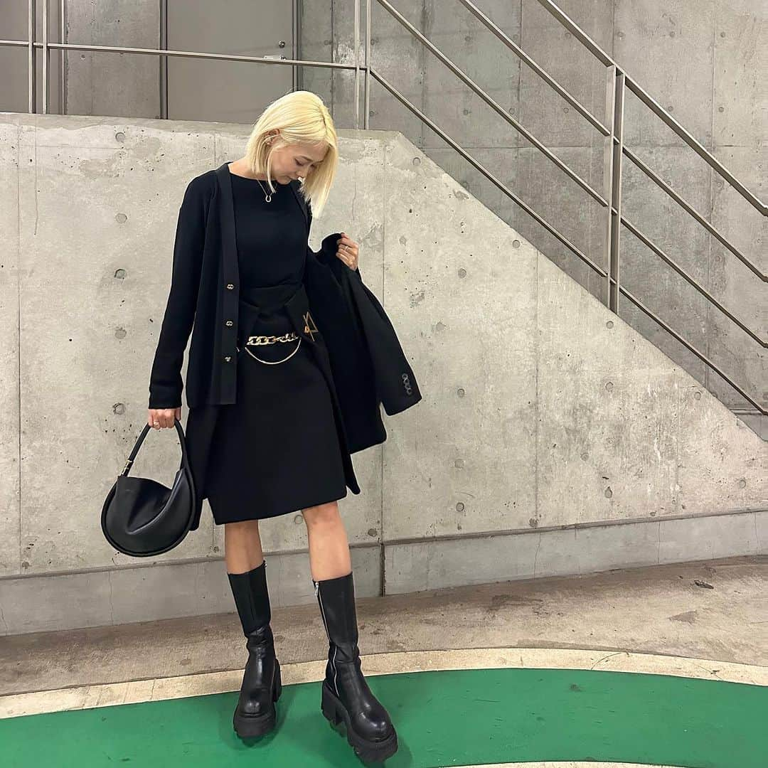 Mika Jimboのインスタグラム：「【今日のコーデ】  1つめ🥷🥷🥷 👔 @ferragamo 👕 多分SHEIN？ 👗 @bottegavenetaworld 👢 @studious_official  🧥 @maisonspecial_men  🧳 @boyyofficial   2つめ🧟‍♀️🧟‍♀️🧟‍♀️ 👕 @marineserre_official  👖 @thefrankieshop  👢 @prada  🧳 @bottegavenetaworld  🕶️ @gentlemonster  💍 @hermes  💎 @milamorejewelry   3つめ💋👨🏿‍🚒👩🏻‍🎤 🧥 @burberry  👚 @unemansion  👗 @buyma_official  👢 @buyma_official  👒 @ca4la_official  🧳 @boyyofficial   何番目が好き？ デートっぽくしてみたよ👀👩  #デートコーデ #アラサーコーデ#アラサー女子  #30代コーデ#30代ファッション #30代女子 #コーデ#今日の服 #今日のコーデ#今日のコーディネート」