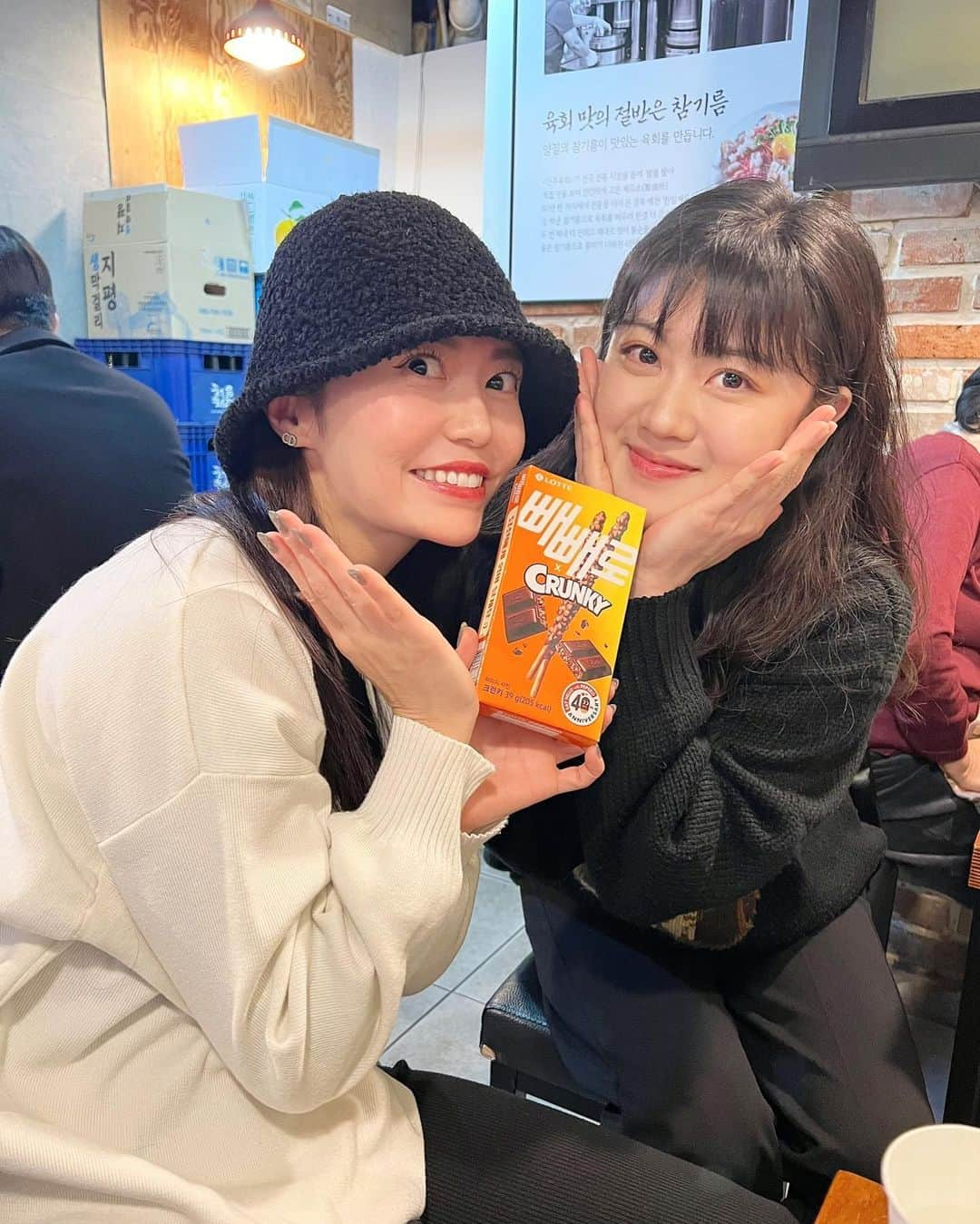 村田莉さんのインスタグラム写真 - (村田莉Instagram)「広州市場でナマモノパラダイス（サンナクチ、ユッケ、レバ刺し、せんまい刺し）をしていたら、お隣の席に家族で来ていた可愛い女の子からペペロを貰いました🥺🩷 お父さんもお母さんもみんな良い人で、気さくに話をしてくれて嬉しかったです🍻🥳 一期一会の出会い🫶  ありがとうソヨンちゃんファミリー🥰  そしてこの生マッコリ美味しすぎたし、製造日当日に頂けるという、なんという幸！🍶  시장에서 밥을 먹었을때 옆자리에 있던 귀여운 친구에게 빼빼로를 받았어요🍫빼빼로데이라고🥺🩷 함께있던 아빠두 엄마두 서영짱이두 넘 친절한 가족이고 이 여행에서 좋은추억이 되었어요🥰감사🙏🏻✨  #광장시장 #광장시장맛집 #빼빼로데이 #생막걸리 #육회 #산낙지 #생간 #서울맛집 #広州市場 #ペペロデー #生マッコリ #ユッケ #サンナクチ #レバ刺し」11月14日 0時33分 - murata_mari