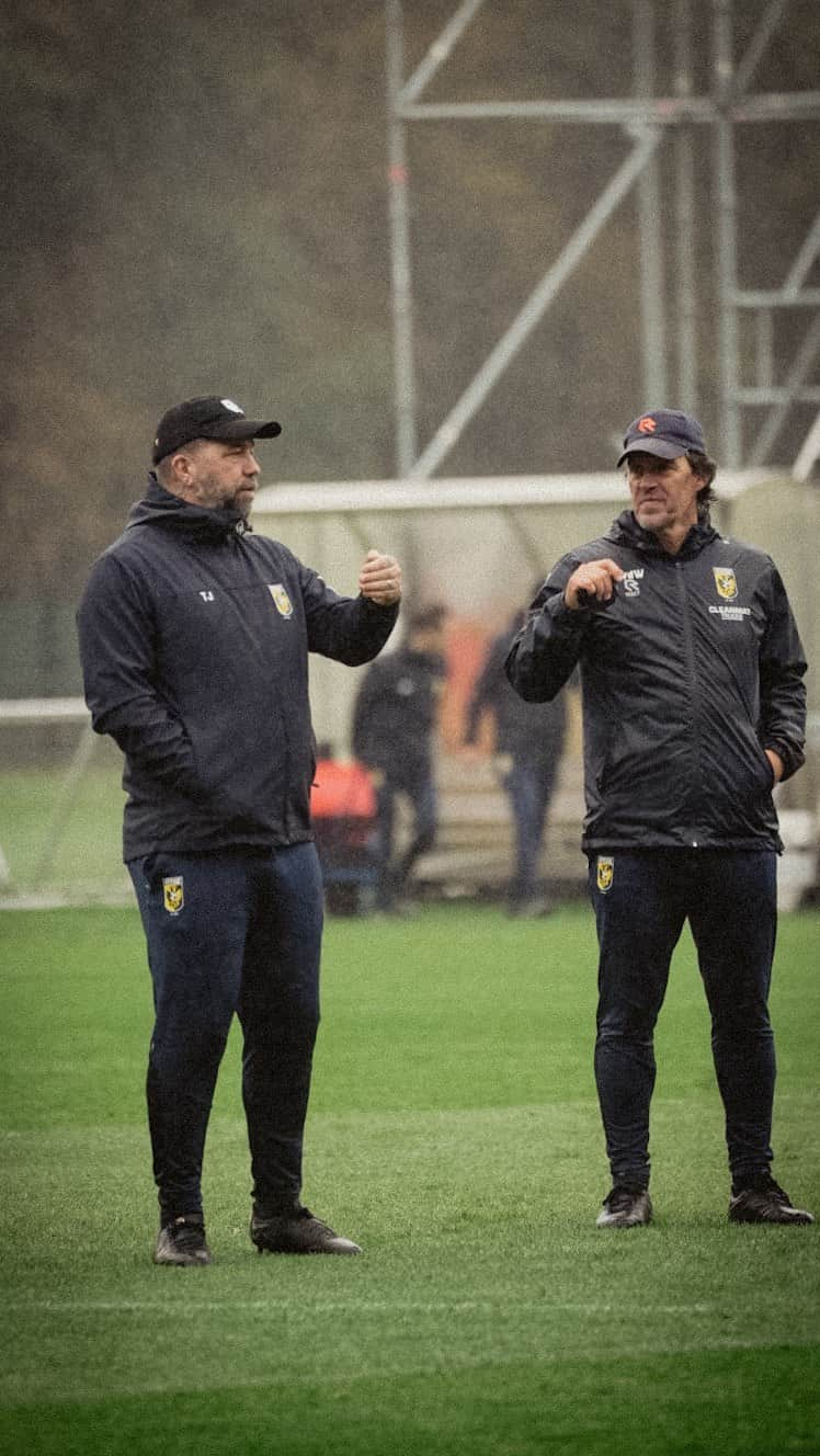 フィテッセのインスタグラム：「Chris van der Weerden, Theo Janssen en Raimond van der Gouw nemen voorlopig de honneurs waar ⚽️  #Vitesse」