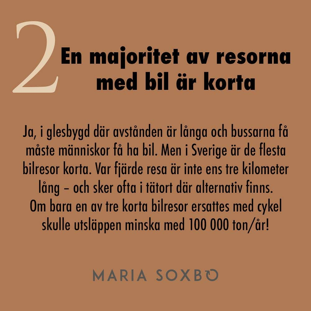 Maria Soxboさんのインスタグラム写真 - (Maria SoxboInstagram)「Varför denna besatthet av bilen? 🧐  Ja, jag håller med om att bilen fyller sitt syfte ibland. Otympliga Blocketfynd fraktas lättare med bil än på tunnelbanan. Men generellt i vardagen? Då tycker jag den mest är ett ofog. Den innebär en risk för mina barn som cyklar till skolan, den gör det bullrigt att bo längs med vissa vägar, den kostar en massa pengar, den är orsaken till att en motorväg ska dras igenom ett naturreservat nära där jag bor och ja - den står för gaaaanska stor del av Sveriges utsläpp (swipea för koll).   Ändå finns det få frågor som rör upp så mycket känslor och agg som den om att begränsa biltrafiken. Renare luft, bättre hälsa, färre bilolyckor och massor av gemensamma ytor som kan bli annat än knallhårda parkeringsrutor räcker liksom inte. Inte ens bättre chanser att behålla en beboelig planet smäller högre än möjligheten att ta bilen till gymmet för att cykla en mil. Eller vardagsvanan att sitta i bilkö på Essingeleden.   Nej, alla kan inte bli bilfria. Så är vårt samhälle inte uppbyggt – utanför städerna saknas både kollektivtrafik och cykelvägar och avstånden är långa. Men nog skulle väldigt många fler än idag kunna låta bilen stå mer än de 96% (!) den står still idag?  Jag samlade på mig lite fakta om bilen som visar exakt hur skev bilnormen är, och så kan jag varmt tipsa om den kampanj för att bryta bilberoendet som @naturskyddsforeningen driver just nu. Skriv på uppropet och se alla tips för hur man kan engagera sig mer i den här frågan på deras sajt!  Och som vanligt – vad har ni för tankar kring detta? Vad kan vi tillsammans göra för att åstadkomma förändring?  Källor: Trafikverket, Trivector, Lunds Universitet, Fastighetsägarna, RISE  #hållbarhet #hållbart #hållbaratransporter #bilfri #elbil」11月14日 0時35分 - mariasoxbo.se