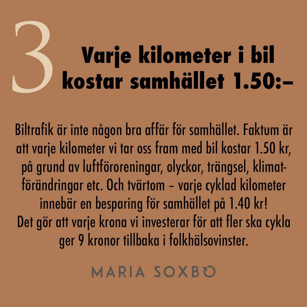 Maria Soxboさんのインスタグラム写真 - (Maria SoxboInstagram)「Varför denna besatthet av bilen? 🧐  Ja, jag håller med om att bilen fyller sitt syfte ibland. Otympliga Blocketfynd fraktas lättare med bil än på tunnelbanan. Men generellt i vardagen? Då tycker jag den mest är ett ofog. Den innebär en risk för mina barn som cyklar till skolan, den gör det bullrigt att bo längs med vissa vägar, den kostar en massa pengar, den är orsaken till att en motorväg ska dras igenom ett naturreservat nära där jag bor och ja - den står för gaaaanska stor del av Sveriges utsläpp (swipea för koll).   Ändå finns det få frågor som rör upp så mycket känslor och agg som den om att begränsa biltrafiken. Renare luft, bättre hälsa, färre bilolyckor och massor av gemensamma ytor som kan bli annat än knallhårda parkeringsrutor räcker liksom inte. Inte ens bättre chanser att behålla en beboelig planet smäller högre än möjligheten att ta bilen till gymmet för att cykla en mil. Eller vardagsvanan att sitta i bilkö på Essingeleden.   Nej, alla kan inte bli bilfria. Så är vårt samhälle inte uppbyggt – utanför städerna saknas både kollektivtrafik och cykelvägar och avstånden är långa. Men nog skulle väldigt många fler än idag kunna låta bilen stå mer än de 96% (!) den står still idag?  Jag samlade på mig lite fakta om bilen som visar exakt hur skev bilnormen är, och så kan jag varmt tipsa om den kampanj för att bryta bilberoendet som @naturskyddsforeningen driver just nu. Skriv på uppropet och se alla tips för hur man kan engagera sig mer i den här frågan på deras sajt!  Och som vanligt – vad har ni för tankar kring detta? Vad kan vi tillsammans göra för att åstadkomma förändring?  Källor: Trafikverket, Trivector, Lunds Universitet, Fastighetsägarna, RISE  #hållbarhet #hållbart #hållbaratransporter #bilfri #elbil」11月14日 0時35分 - mariasoxbo.se