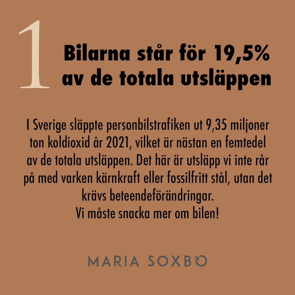 Maria Soxboさんのインスタグラム写真 - (Maria SoxboInstagram)「Varför denna besatthet av bilen? 🧐  Ja, jag håller med om att bilen fyller sitt syfte ibland. Otympliga Blocketfynd fraktas lättare med bil än på tunnelbanan. Men generellt i vardagen? Då tycker jag den mest är ett ofog. Den innebär en risk för mina barn som cyklar till skolan, den gör det bullrigt att bo längs med vissa vägar, den kostar en massa pengar, den är orsaken till att en motorväg ska dras igenom ett naturreservat nära där jag bor och ja - den står för gaaaanska stor del av Sveriges utsläpp (swipea för koll).   Ändå finns det få frågor som rör upp så mycket känslor och agg som den om att begränsa biltrafiken. Renare luft, bättre hälsa, färre bilolyckor och massor av gemensamma ytor som kan bli annat än knallhårda parkeringsrutor räcker liksom inte. Inte ens bättre chanser att behålla en beboelig planet smäller högre än möjligheten att ta bilen till gymmet för att cykla en mil. Eller vardagsvanan att sitta i bilkö på Essingeleden.   Nej, alla kan inte bli bilfria. Så är vårt samhälle inte uppbyggt – utanför städerna saknas både kollektivtrafik och cykelvägar och avstånden är långa. Men nog skulle väldigt många fler än idag kunna låta bilen stå mer än de 96% (!) den står still idag?  Jag samlade på mig lite fakta om bilen som visar exakt hur skev bilnormen är, och så kan jag varmt tipsa om den kampanj för att bryta bilberoendet som @naturskyddsforeningen driver just nu. Skriv på uppropet och se alla tips för hur man kan engagera sig mer i den här frågan på deras sajt!  Och som vanligt – vad har ni för tankar kring detta? Vad kan vi tillsammans göra för att åstadkomma förändring?  Källor: Trafikverket, Trivector, Lunds Universitet, Fastighetsägarna, RISE  #hållbarhet #hållbart #hållbaratransporter #bilfri #elbil」11月14日 0時35分 - mariasoxbo.se