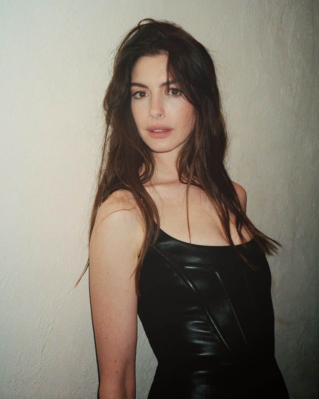 ネッタポルテのインスタグラム：「At this stage of her career, and after years of being her own harshest critic, @AnneHathaway is trying to go easy on herself. “Keep it simple, sweetheart” is the mantra she lives by, she tells @eiffeltyler. From leaning in to openness and taking new risks, to defying those who said her career would “fall off a cliff at the age of 35” – read the interview in full at the link in bio. Photographed by @cassblackbird and styled by @hels_broadfoot.」