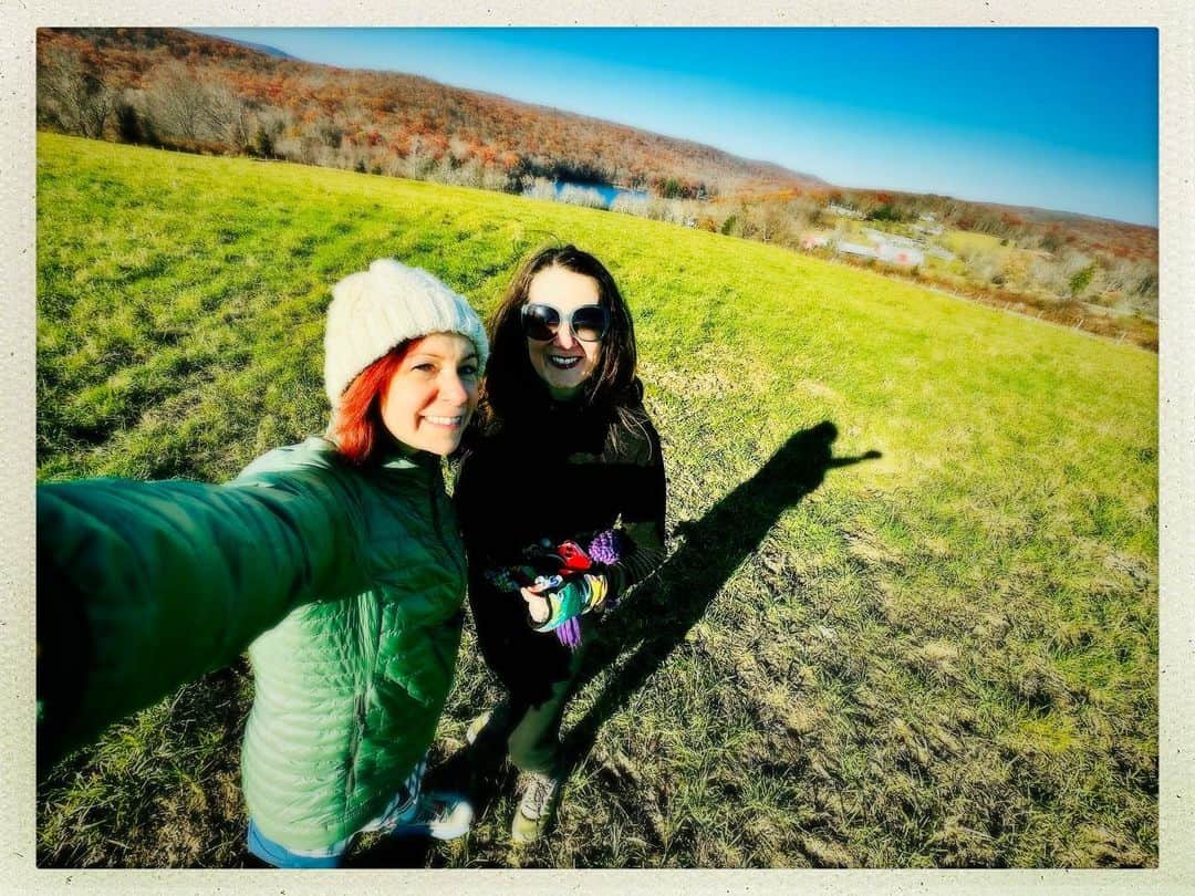 キャリー・プレストンのインスタグラム：「Hiking with my awesome sis this weekend! ⛰️」