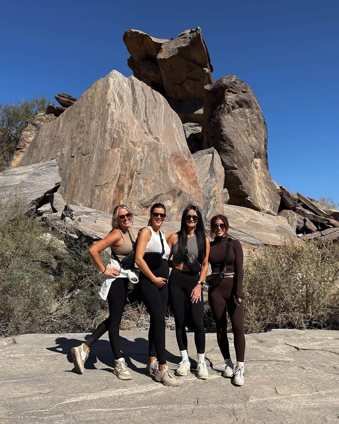 Chelsea Houskaのインスタグラム：「Annual girls trip: Palm Springs style🌴」