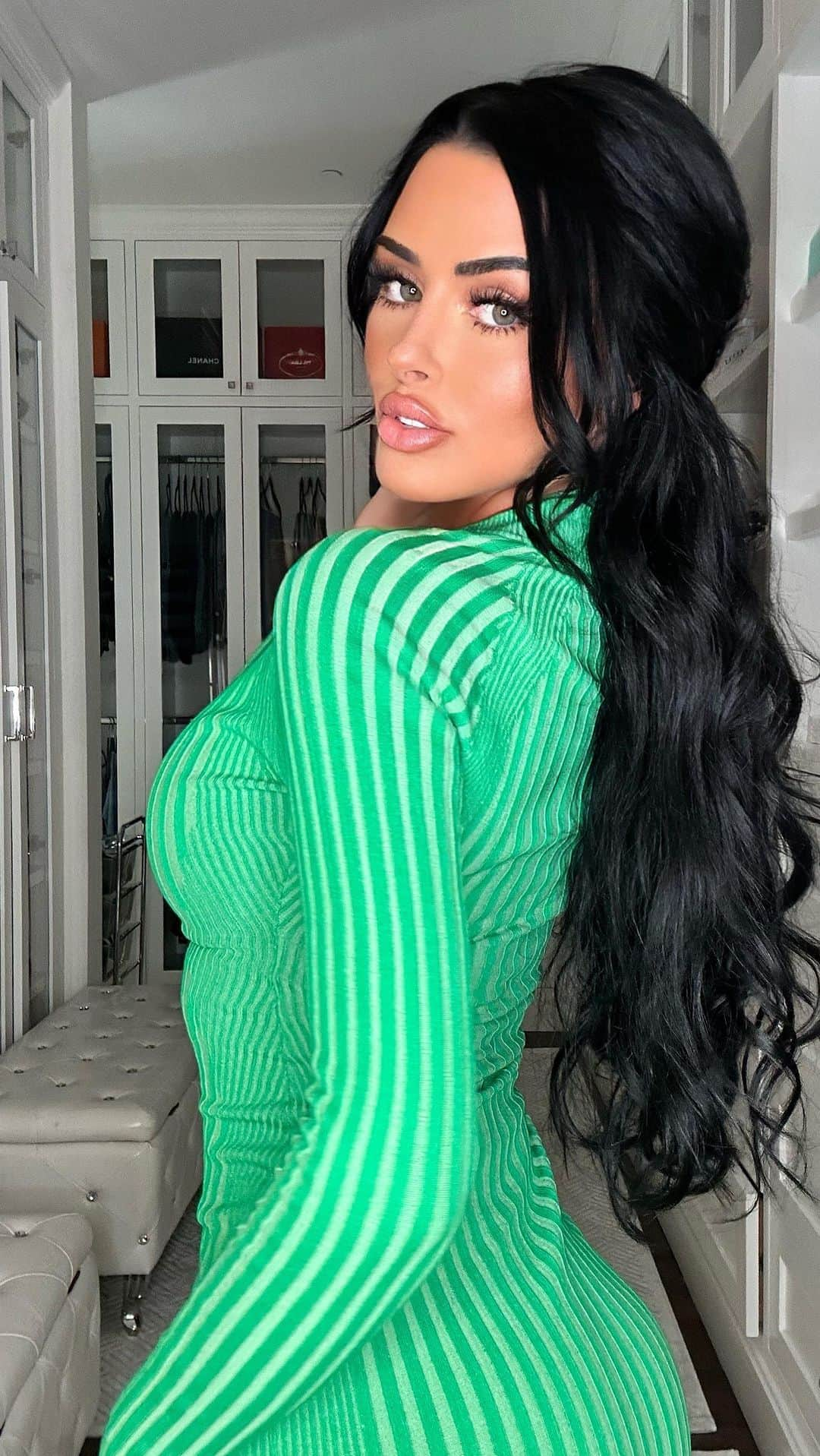 アビゲイル・ラッチフォードのインスタグラム：「Seeing green 💚 @fashionnova #fashionnovapartner 🤑」