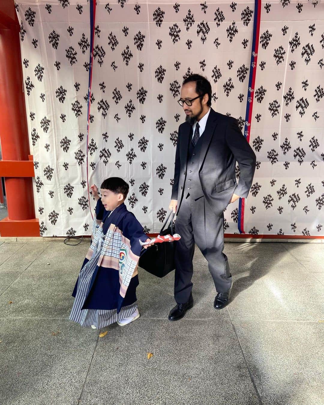 渡辺有子さんのインスタグラム写真 - (渡辺有子Instagram)「七五三と夫の誕生日。お天気もよくて佳き日になりました。 息子は袴が気に入ったようで写真館での記念撮影もがんばっていました。  息子が撮ってくれたので珍しく夫婦で☺️」11月14日 0時43分 - yukowatanabe520