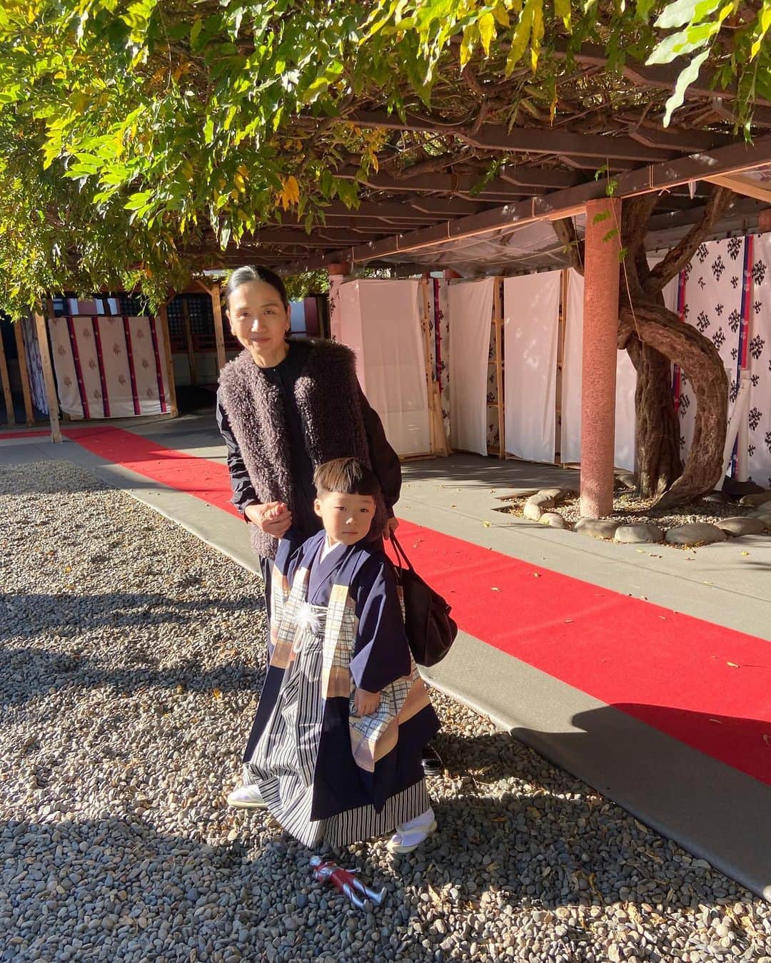 渡辺有子のインスタグラム：「七五三と夫の誕生日。お天気もよくて佳き日になりました。 息子は袴が気に入ったようで写真館での記念撮影もがんばっていました。  息子が撮ってくれたので珍しく夫婦で☺️」