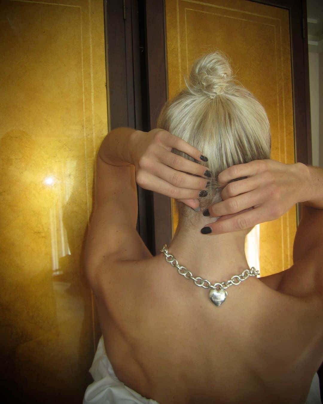 キャロライン・ダウルさんのインスタグラム写真 - (キャロライン・ダウルInstagram)「Anzeige// wearing my heart on my sleeve (or neck) ⛓️🤍🫶🏻 @tiffanyandco #ReturnToTiffany #TiffanyFullHeart」11月14日 0時45分 - carodaur