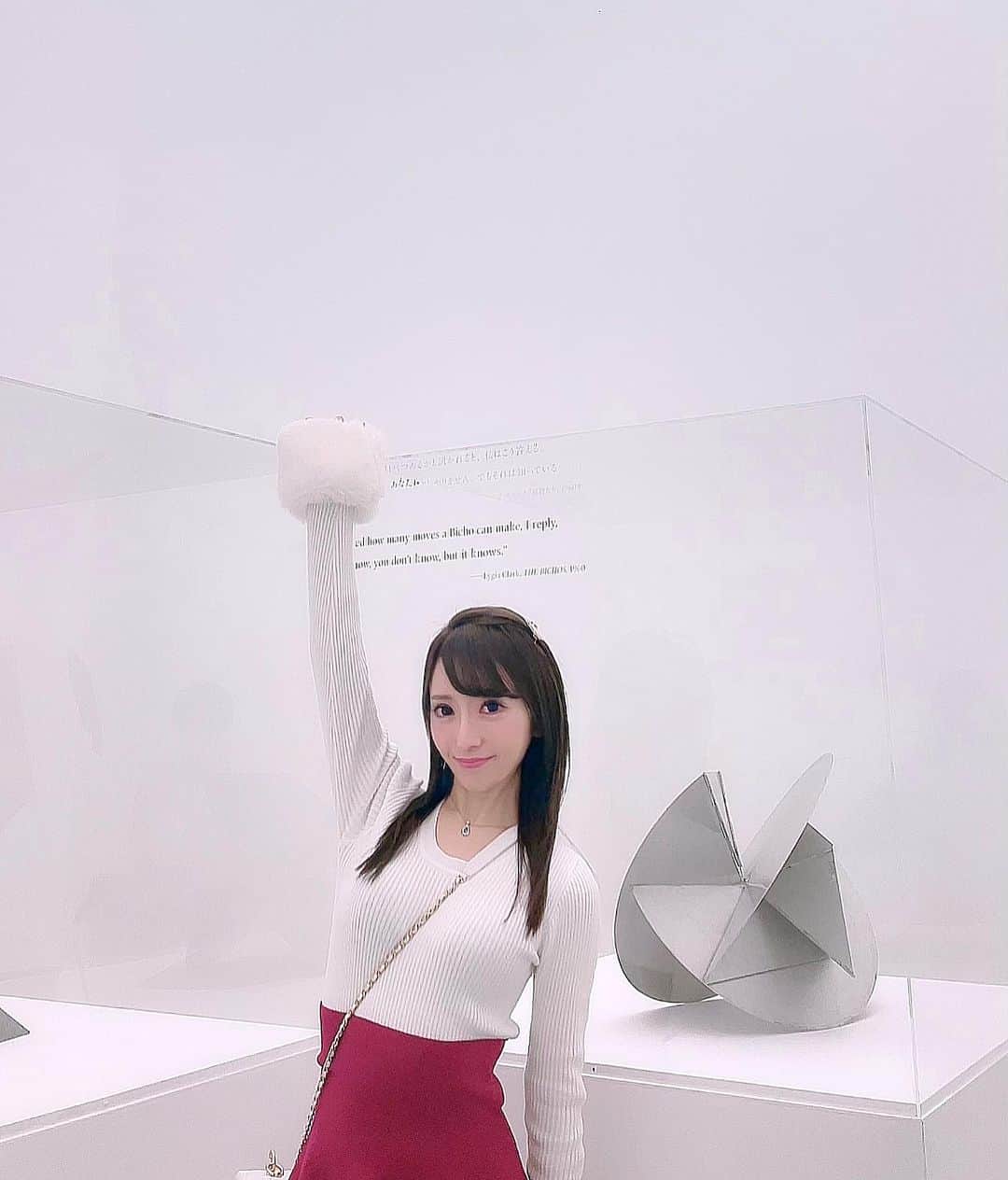 みくるんのインスタグラム：「金沢の２１世紀美術館へ✨  綺麗な空間と現代美術で溢れてた❤️‍🔥  キレイなドレス美術品と大きな絵文字が印象的😂 #japan#japanesegirl#l4l#金沢観光#金沢グルメ#21世紀美術館#😂」