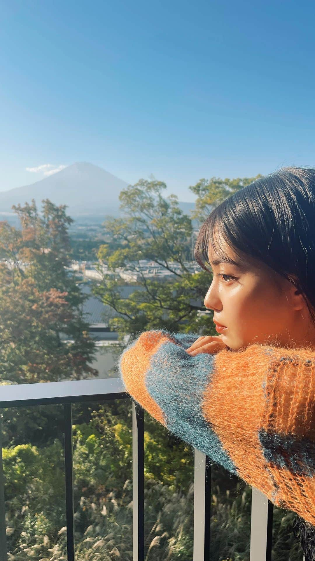 新関碧のインスタグラム：「🍁🍁🗻 紅葉と富士山は、ザ•日本でしょ！」