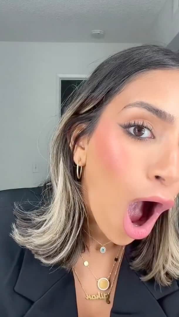 Huda Kattanのインスタグラム：「@nourrkhalill said it, not us... Our NEW Pretty Grunge Face Gloss should be your new go-to blush. We couldn’t agree more!    🌍 𝗔𝗩𝗔𝗜𝗟𝗔𝗕𝗟𝗘 𝗚𝗟𝗢𝗕𝗔𝗟𝗟𝗬 🌎 #PrettyGrunge」