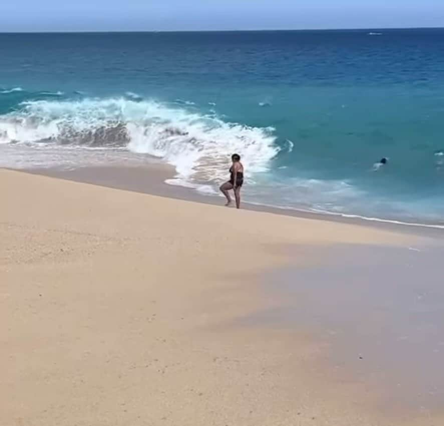 ヤンデルのインスタグラム：「Cuando te dejas llevar por la corriente 🌊🌊🌊👩🏻😂」