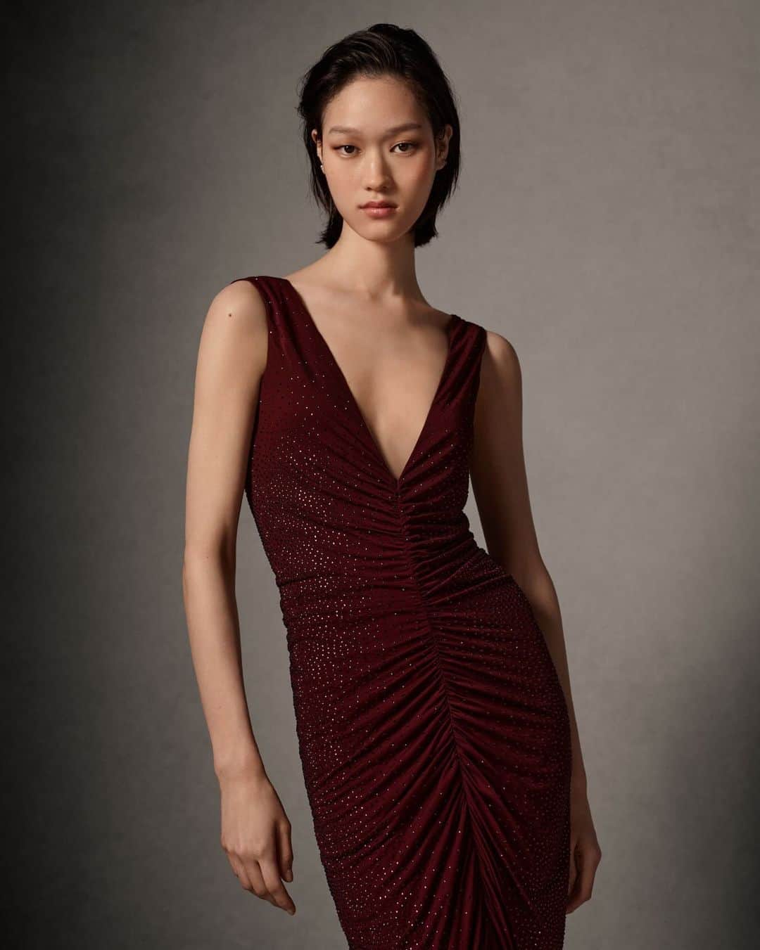 Ralph Laurenのインスタグラム：「Soft ruching and more than 15,000 crystal beads embellished into crimson jersey transform #RLCollection’s V-neck gown into an elegant evening statement.  Discover the Daemyn Embellished Jersey Evening Dress and more from #RLHoliday via the link in bio.  #RalphLauren」