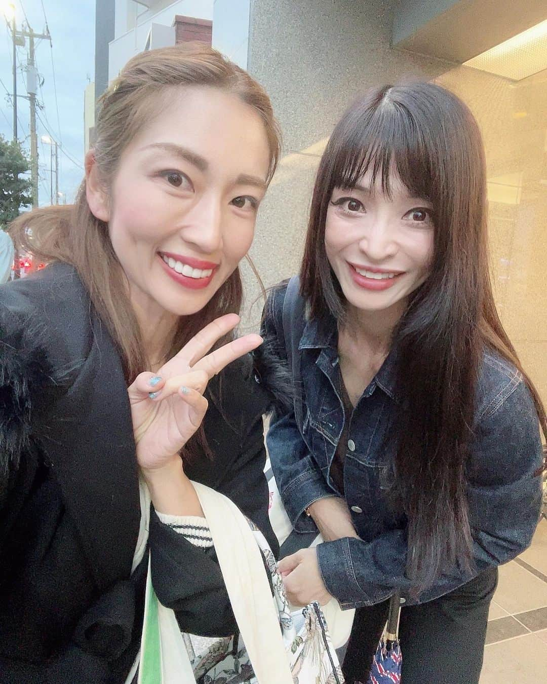 庄司ゆうこさんのインスタグラム写真 - (庄司ゆうこInstagram)「歩くパワースポットのあけみ先生と念願のツーショット❣️ 先日あけみ先生の特別レッスンに2本連続受講してきました✨✨ 初めて受けたレッスンもあけみ先生だったんだけど、そのときも今回もとにかく話が面白くて楽しくて時間たつのがあっという間🥺 人数も多かったけど、滅多に会えないあけみ先生なので、質問コーナーのときは積極的に手を挙げて質問しちゃいました☺️ 私の良いところ、足りないところも明確に教えて頂きアドバイスもバッチリもらえたので、急に自信がついてきた😋 30代最後のレディースクラス✨✨ 地方大会top3の選手が集まり、レディースクラスは40名！ そのうち10名しか決勝に行けないという1/4の確率🥺 決勝にいかないと水着着れない😵 日本大会で着る‼️ってずっと決めていた色の水着がどうしても着たいので、、笑 top10に入れるように皆様どうか応援宜しくお願いします🥺💕 #ベストボディジャパン#ベストボディジャパン日本大会 #ベストボディジャパンへの道 #ベストボディジャパン公式レッスン #あと5日#全力で楽しむ#スーパーポジティブ#歩くパワースポット#福村あけみ先生」11月14日 1時04分 - yuko.shoji