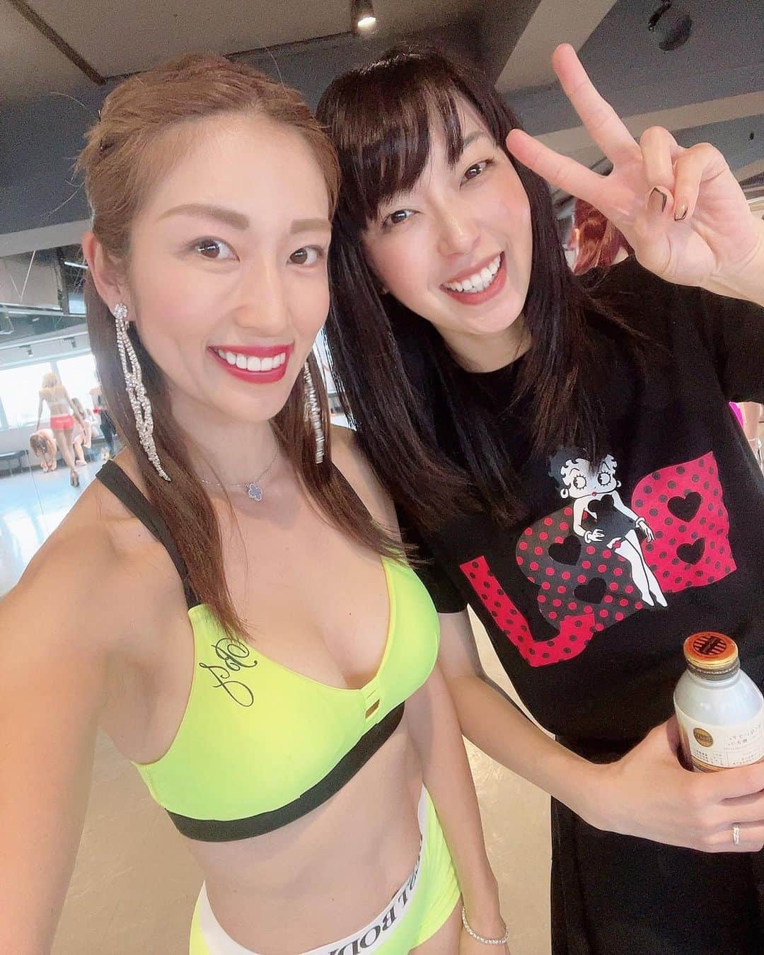 庄司ゆうこさんのインスタグラム写真 - (庄司ゆうこInstagram)「歩くパワースポットのあけみ先生と念願のツーショット❣️ 先日あけみ先生の特別レッスンに2本連続受講してきました✨✨ 初めて受けたレッスンもあけみ先生だったんだけど、そのときも今回もとにかく話が面白くて楽しくて時間たつのがあっという間🥺 人数も多かったけど、滅多に会えないあけみ先生なので、質問コーナーのときは積極的に手を挙げて質問しちゃいました☺️ 私の良いところ、足りないところも明確に教えて頂きアドバイスもバッチリもらえたので、急に自信がついてきた😋 30代最後のレディースクラス✨✨ 地方大会top3の選手が集まり、レディースクラスは40名！ そのうち10名しか決勝に行けないという1/4の確率🥺 決勝にいかないと水着着れない😵 日本大会で着る‼️ってずっと決めていた色の水着がどうしても着たいので、、笑 top10に入れるように皆様どうか応援宜しくお願いします🥺💕 #ベストボディジャパン#ベストボディジャパン日本大会 #ベストボディジャパンへの道 #ベストボディジャパン公式レッスン #あと5日#全力で楽しむ#スーパーポジティブ#歩くパワースポット#福村あけみ先生」11月14日 1時04分 - yuko.shoji