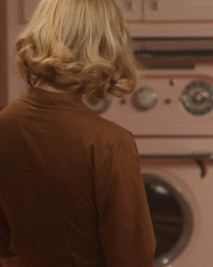 ケヴィン・サスマンのインスタグラム：「#LessonsInChemistry on @appletv」