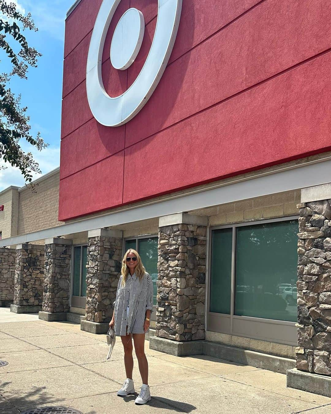 グウィネス・パルトローさんのインスタグラム写真 - (グウィネス・パルトローInstagram)「I would love to meet up with you in @target at some point soon to introduce you to our INCREDIBLE new line of beauty and wellness. @goodcleangoop has been in the works for years and I am so proud of the quality and beauty of this line. Each product has a “cleanical” ingredient, a botanical and a superfood. If you are clean curious and want to try something affordable and gorgeous, head to target. Comment on which product you want to try in the meantime and I will see if I can send some out to a few lucky winners. 💗💚💙」11月14日 0時57分 - gwynethpaltrow