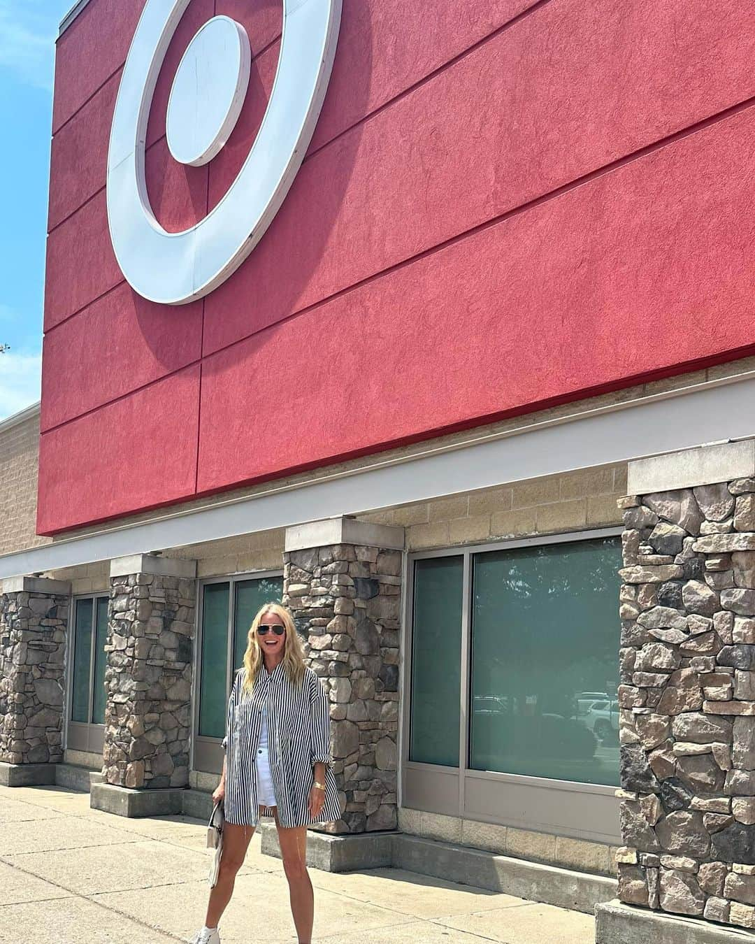 グウィネス・パルトローさんのインスタグラム写真 - (グウィネス・パルトローInstagram)「I would love to meet up with you in @target at some point soon to introduce you to our INCREDIBLE new line of beauty and wellness. @goodcleangoop has been in the works for years and I am so proud of the quality and beauty of this line. Each product has a “cleanical” ingredient, a botanical and a superfood. If you are clean curious and want to try something affordable and gorgeous, head to target. Comment on which product you want to try in the meantime and I will see if I can send some out to a few lucky winners. 💗💚💙」11月14日 0時57分 - gwynethpaltrow