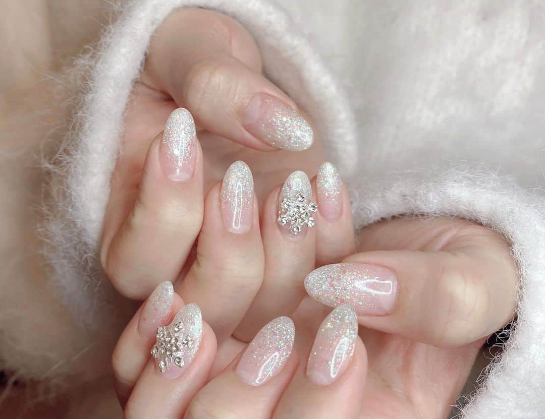 佐藤花×最上一花のインスタグラム：「爪だけでもキラキラでいこうぜ  #ネイル」