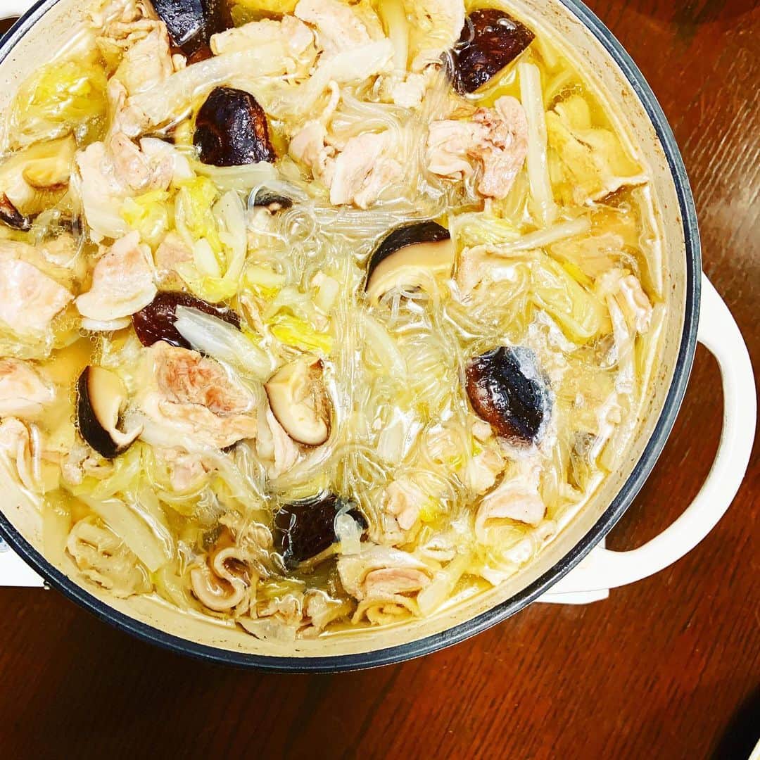 志摩有子さんのインスタグラム写真 - (志摩有子Instagram)「今シーズンいちばんの冷え込みに、たまらずピェンロー。ごま油たっぷり熱々、トロトロに煮えた白菜と春雨で身体の芯から温まる。鶏もも、豚バラ、干し椎茸のトリオでスープがこっくり、深みのある味わいに。ポン酢をたらして味変するのもよき。」11月14日 0時57分 - ariko418