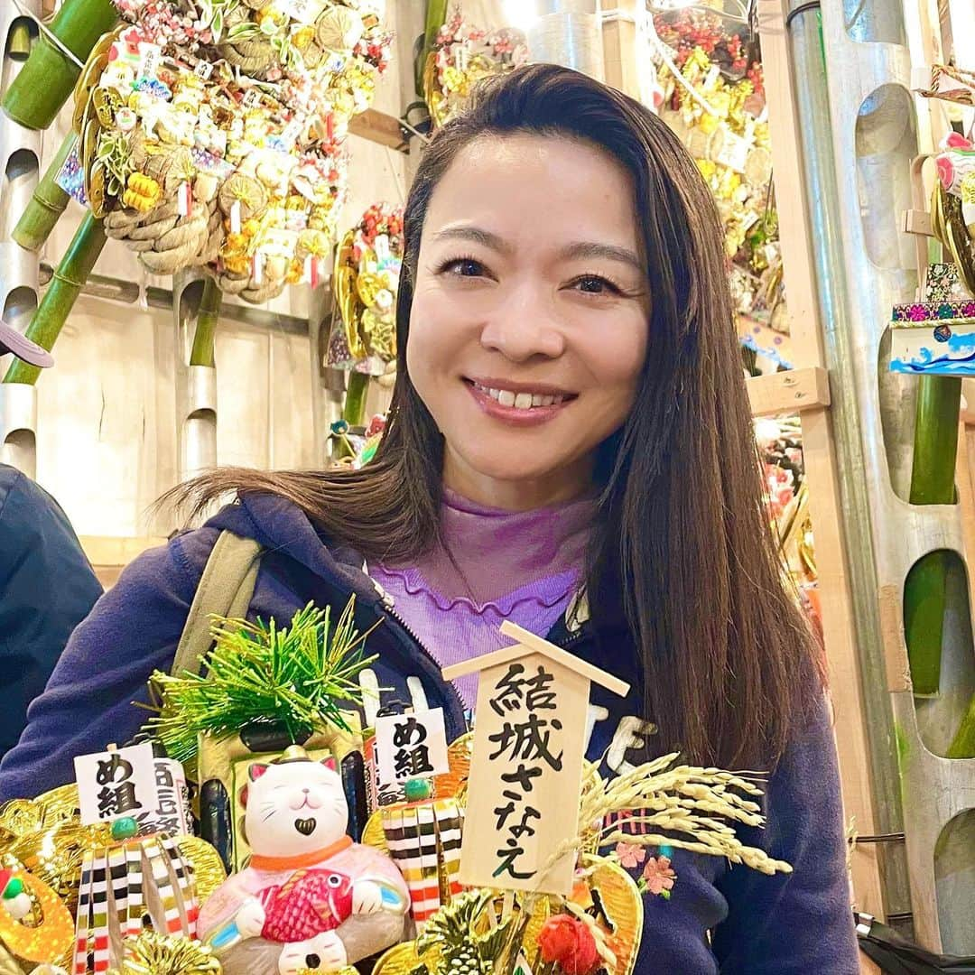 結城さなえのインスタグラム：「浅草・鷲神社の酉の市へ。 毎年恒例行事をこれまた恒例お供の俳優仲間のちさ　@chisatadokoro ちゃんと。 昨年喪中だった私を待っててくれて、 2年越しの念願の酉の市となりました🫡 神社の中では「直感で選ぶ」のが私たちの酉の市ルール✨ 余計な事を考えず選んだものが二人とも一緒だったり、 想像以上のラッキーを呼び込んだりと、大体ハッピーに終わるのがすごいところ。 今回も素敵な升(益々の商売繁盛だそう)にご縁があり、お迎えすることになりました。 ちさちゃんと対のような可愛いお猫様の華やかな升。最高！ ダニー、ありがとー👏🏻  心も体も少し落ち着いてきた今日この頃。 とても良きタイミングでお参りできたことに感謝。 ちさちゃん、待っててくれてありがとうね。  #酉の市 #熊手　#升 #浅草　#鷲神社 #鷲神社酉の市  #御朱印　も特別限定版 #ootorishrine #torinoichi  #asakusa #tokyo #japaneseculture」