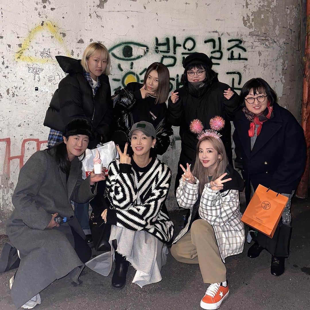 ペ・ユンジョンのインスタグラム：「다라생일파티🎉🎉넘추카해!! 같은멤버..작년보다 오늘이 더즐겁고재밌었음 ㅋㅋ 대화내용이 골때려서 넘좋은🤭 다라덕분에 우울했던날이 행복으로마무리♥️ 오늘 진짜 맛있게잘먹었어용👏🏽 @hino2033 최고👍 사랑하는동생들아 오늘 즐거웠다 ㅋㅋ  @somerz_  @jeaworld  @daraxxi  @photoleee  @limitedjuju  #생일파티🎂」