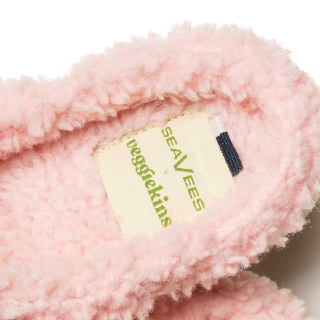 シービーズさんのインスタグラム写真 - (シービーズInstagram)「Something pink, consciously crafted, and cozy is coming to you soon... 11/16. Drop your guesses in the comments below! 👀   #comingsoon #collab #pink」11月14日 0時59分 - seavees