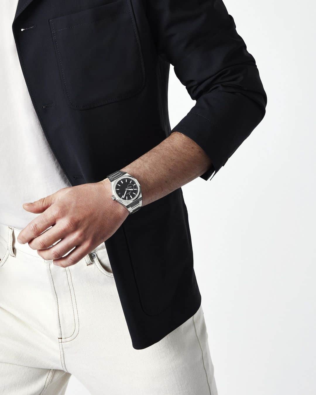 ゼニスのインスタグラム：「Defy your limits to reach for your light. DEFY Skyline in steel with black patterned dial.」