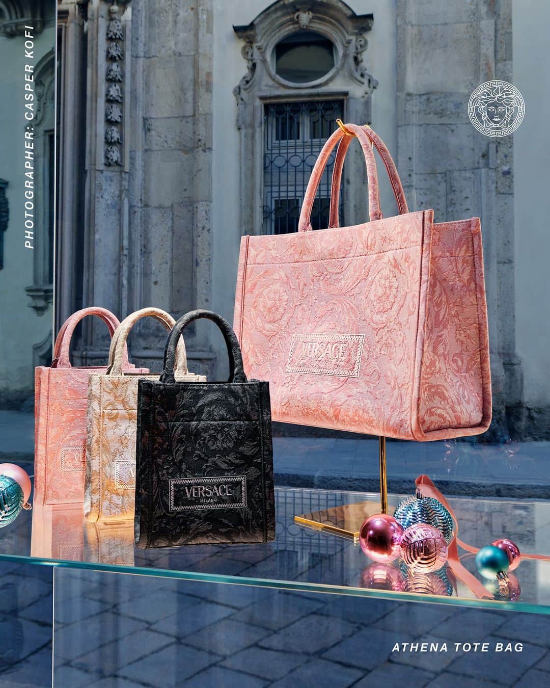 ジャンニヴェルサーチのインスタグラム：「Athena tote bag for #VersaceHoliday  Now at Versace.com via the link in bio  Photography by Casper Kofi  #VersaceAthena #Versace」