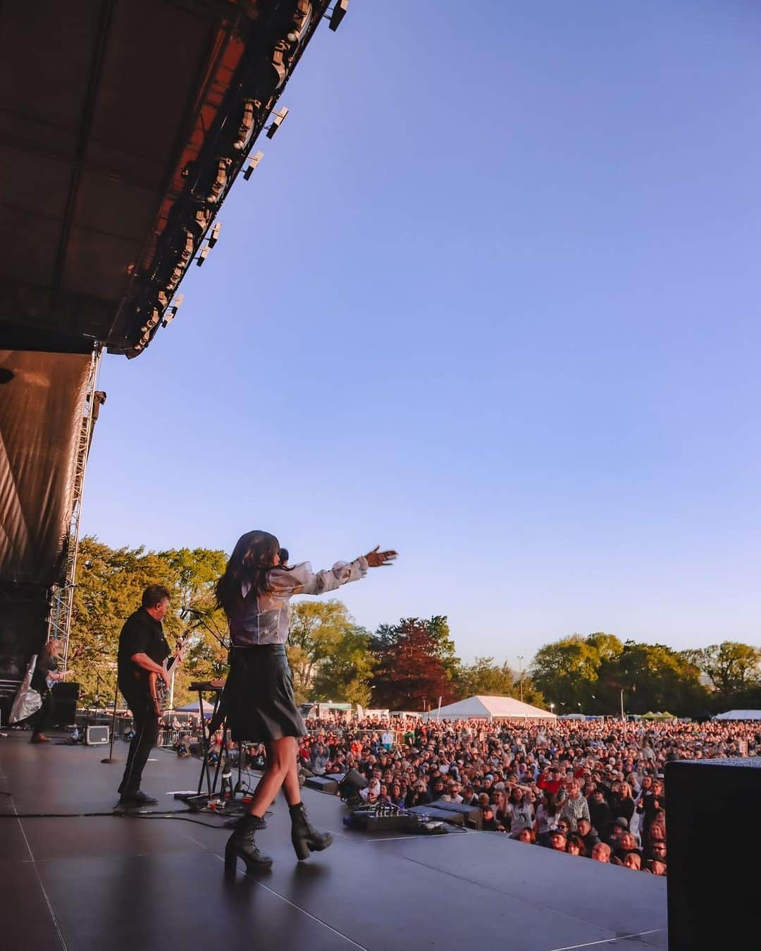 ナタリー・インブルーリアさんのインスタグラム写真 - (ナタリー・インブルーリアInstagram)「Christchurch thanks for making the last show of the tour so special!! I feel really lucky to have the opportunity to do what I love for a Living… 🍀🍀🍀  @thecorrsofficial 💗 @thetonichilds 💚@germeinsisters 💛Thanks to you all for your energy and kindness.. and to my band and crew and the whole production team for making it all possible every night!! 💜💜💜💃🏽✨  Thanks @elfie_germein for these pics 😘  THANKS @drewmac48 you are a legend ❤️  Styling: @fredericalovellpank 😘 Top: @chopovalowena 💗 Skirt: @nanushka#」11月14日 1時02分 - natalie_imbruglia