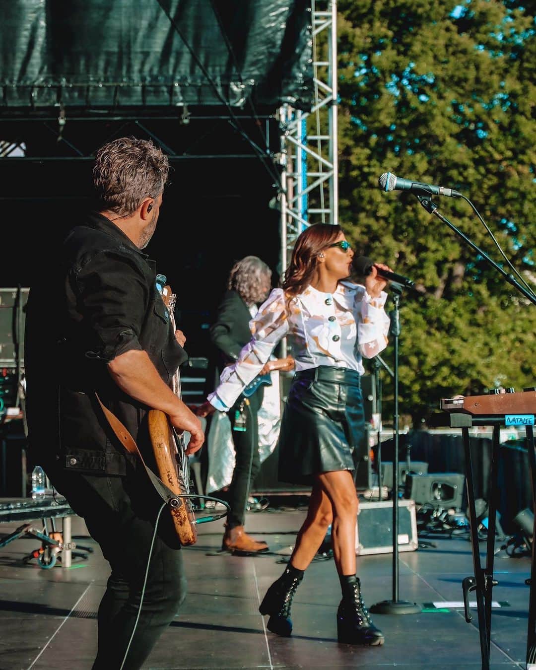 ナタリー・インブルーリアのインスタグラム：「Christchurch thanks for making the last show of the tour so special!! I feel really lucky to have the opportunity to do what I love for a Living… 🍀🍀🍀  @thecorrsofficial 💗 @thetonichilds 💚@germeinsisters 💛Thanks to you all for your energy and kindness.. and to my band and crew and the whole production team for making it all possible every night!! 💜💜💜💃🏽✨  Thanks @elfie_germein for these pics 😘  THANKS @drewmac48 you are a legend ❤️  Styling: @fredericalovellpank 😘 Top: @chopovalowena 💗 Skirt: @nanushka#」