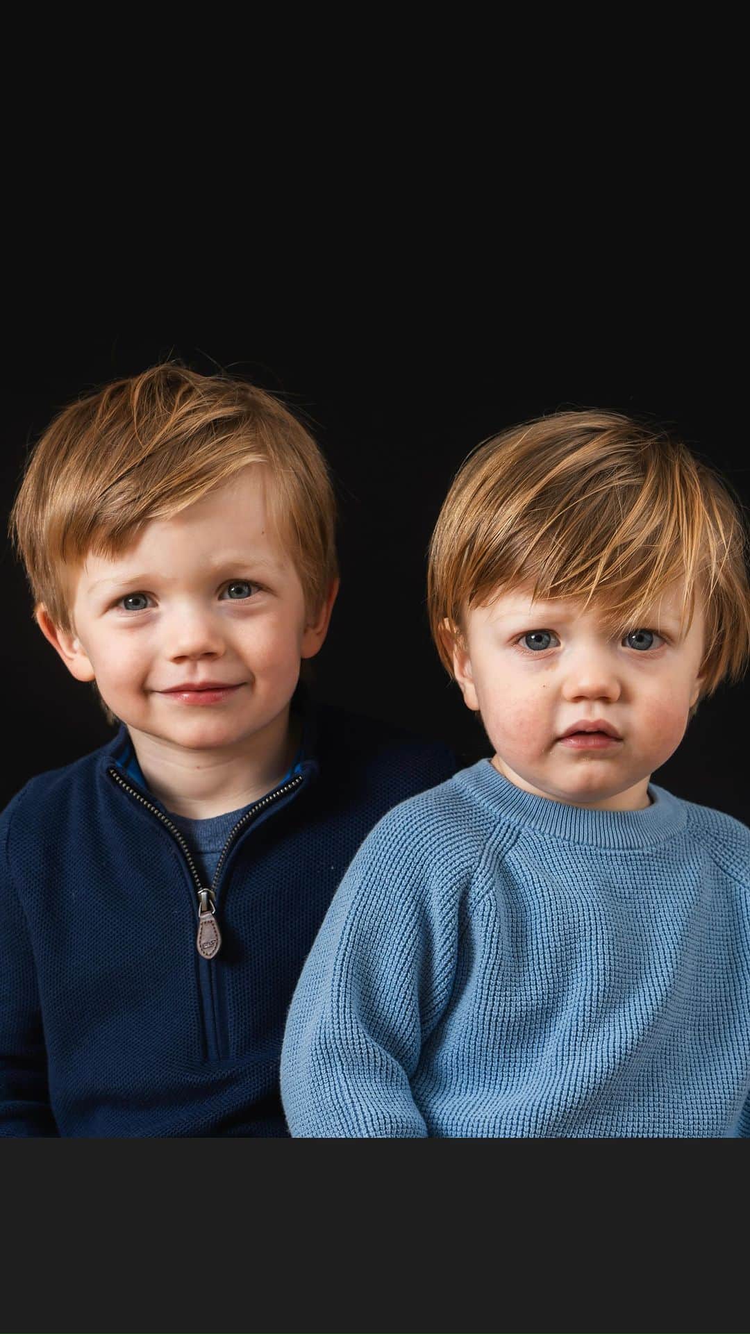 リンジー・エリンソンのインスタグラム：「Picture day 🤎 Ro wouldn’t crack a smile, even with Carter tickling him, but I love it no matter what 📷 by @amydrucker」