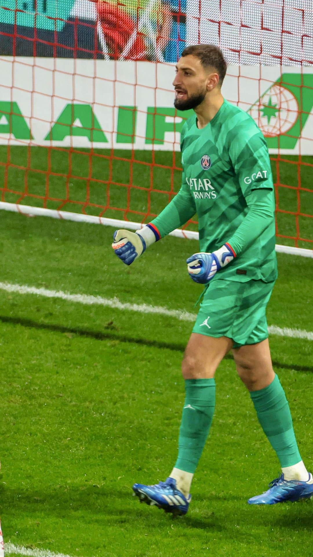 パリ・サンジェルマンFCのインスタグラム：「The 𝐃𝐨𝐧𝐧𝐚𝐫𝐮𝐦𝐦𝐚 show! ✨❤️💙  👊 @donnarumma   #SDRPSG #ParisSaintGermain #PSG」