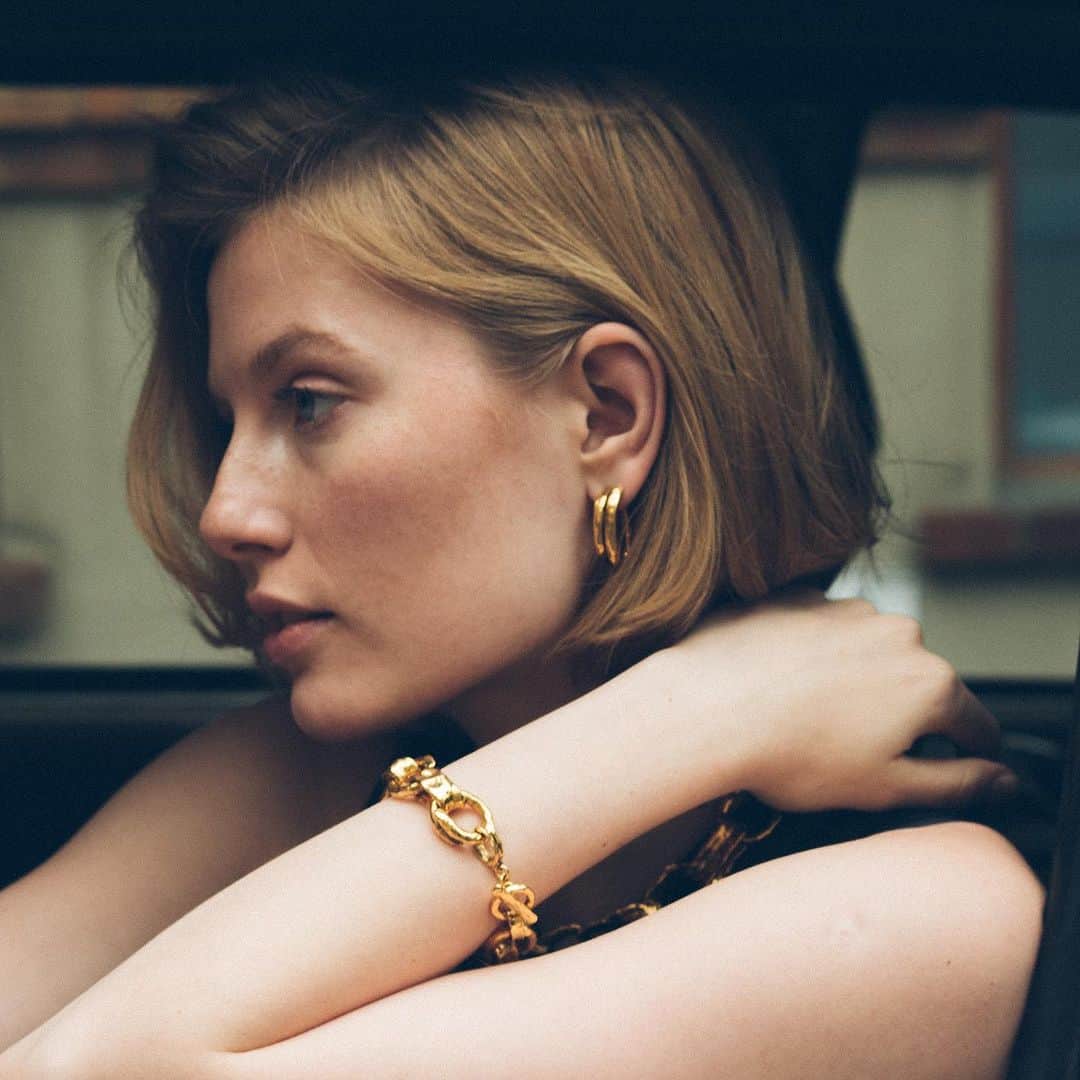 グーセンス パリのインスタグラム：「Irresistible and versatile, Goossens jewelry is the perfect way to assert your style.   #goossensparis」