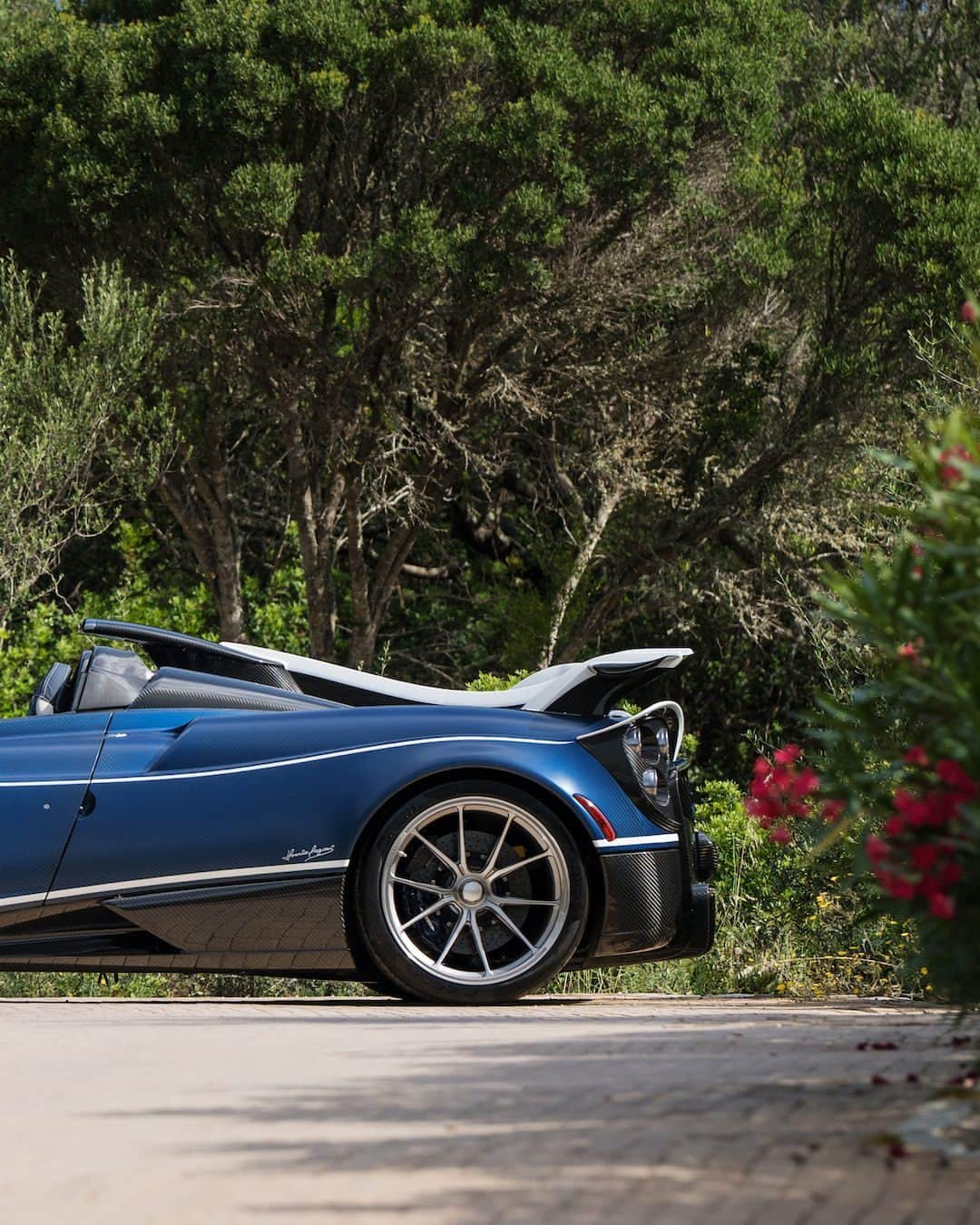 パガーニ・アウトモビリさんのインスタグラム写真 - (パガーニ・アウトモビリInstagram)「Let us introduce you to a Huayra Roadster that is more than a Huayra Roadster.  The Tempesta Package enhances an iconic Hypercar with added performance, improved efficiency and a more fiercely captivating aesthetic.  No detail has been neglected: a new front splitter designed according to the aerodynamic studies on the Huayra R, a new central air scoop intake, a rear wing, a unique stabilizing “shark fin” and much more.  Some of these improvements are made to be seen, and some of them are just made to be felt while enjoying an open-top driving.  A great way to celebrate the 25th Anniversary of Pagani Automobili.  #Pagani #PaganiAutomobili #HuayraRoadster #TempestaPackage」11月14日 1時06分 - paganiautomobili