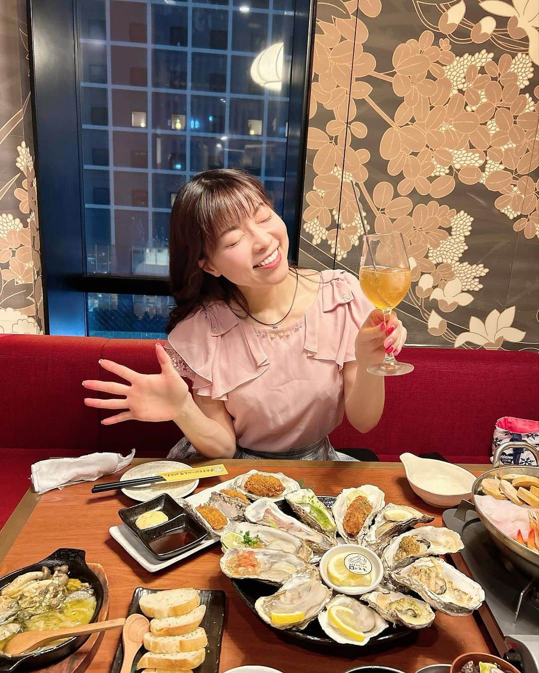 DJ MIYAさんのインスタグラム写真 - (DJ MIYAInstagram)「今夜は札幌に来てるよーおおお♡  『カキもビールも生がスキ 札幌すすきの店』さんでディナーしましたぁぁ💕　前半編！  @kakinama_susukino  PR  こんなに牡蠣の多彩な変貌ぶりを味わえるのも類を見ない❤️  観光客の人だけでなく地元北海道の会話も聞こえてくる〜！人気なのも納得！  冬の札幌・すすきの最高じゃないですかーぁぁ！！！？？  札幌で1番牡蠣が安く食べれるお店♡  #カキもビールも生がスキ。 すすきのの有名なNIKKAの看板の交差点のすぐ近くでーす🎀  個室みたいに仕切られた席からはすすきのの大通りが見えるよっ  ☆ドリンク 飲み放題2時間980円(生ビール＋500円) 3種類日本酒飲み比べ 3種類クラフトビール飲み比べ 果実酒☞梅酒おすすめ♡  料理がとにかくすごぉおい牡蠣づくし🦪♡  ◉鬼がかり 痛風鍋 3299円（Taxin）  これも特に人気のメニューなのだそうで 山ほど盛ってある牡蠣やあん肝、海老にお魚🐟にめっちゃいい出汁でてまっせ〜！  ◉生牡蠣一つ199円！！ なんて大粒でフレッシュな生牡蠣〜！ すごぉいクリーミーで  ◉「カキ」がスキ。セット 3849円は 焼牡蠣5種、生牡蠣5種の超豪華オイスターplatter!!!! やばいですぅぅ映え2なので写真撮りまくり〜！  サワークリームとバジルのオイスターカクテルやフレッシュトマトのオイスターカクテルはみずみずしくて飲める美味しさ♡もう最高ですょーっ！  ホワイトソースとバジルの焼牡蠣おしゃれすぎた！  ◉焼きおにぎり 〜痛風盛り〜　1つ769円  ◉カキフライ 見た目も大きくてすごぉい！さっくさくでたまりませーん☆  ◉牡蠣と味噌のアヒージョ こんなに美味しい出汁のアヒージョ、今までにあった？ってくらい美味しい😋  ◉牡蠣屋特製の牡蠣めし こ！！！これはーあっ！ 懐石料理の締めもののごはんの味。 細やかに刻まれた野菜なども入っています♡ topにはもちろんカキ！  ◉炙り〆さば　879円 え！このお値段にびっくり！  このお店は牡蠣だけではなかった☆ 目の前でファイヤーしてくれました🎵 このシメサバ、今まで食べた中で いちばん美味しい！！！  ◉植木鉢プリン　769円 スイーツまで可愛くて映えるのですねーん🎵  限定10食だからお見逃しなくっ！畑の上の部分はオレオの味していい感じ〜  接客がとてもいい感じで素敵なお店なの。  すすきので牡蠣といえばここだからほんと行ってみてね♡  ありがとうございましたぁぁ*\(^o^)/*  #北海道牡蠣 #カキもビールも生がスキ　 #北海道 #すすきのグルメ #札幌グルメ #すすきのディナー #札幌旅行  #北海道グルメ #札幌ディナー  #北海道旅行 #北海道旅行記 #すすきの #札幌  #札幌おすすめ #トラベラー #トラベルインフルエンサー  #すすきの居酒屋 #札幌居酒屋 #すすきのディナー #札幌グルメ巡り   #グルメインフルエンサー #グルメインスタグラマー #グルメスタグラマー  #マイトリップMIYA #北海道観光スポット #ススキノグルメ #札幌すすきの #札幌ススキノ #牡蠣大好き #海のミルク #牡蠣料理」11月14日 1時07分 - dj_miya