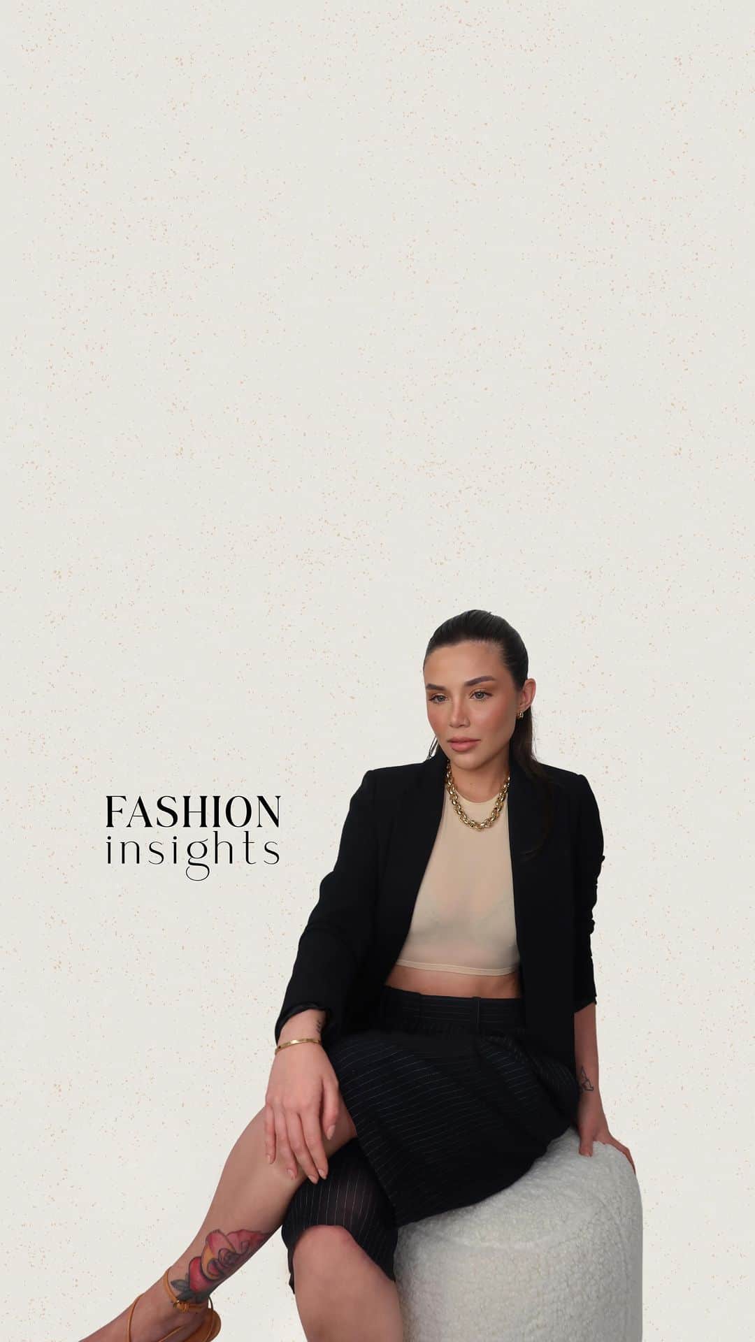 Mariana Sampaioのインスタグラム：「FASHION INSIGHTS: SKIMS  Temos ouvido falar constantemente da @skims e suas inúmeras conquistas no mundo da moda. Por isso, o nosso Fashion Insights de hoje é sobre como a marca está se tornando uma das mais consolidadas da atualidade.   Além dos últimos lançamentos que foram a linha masculina e os sutiãs que simulam o bico do peito, a grande novidade é a collab da marca com a @swarovski. A coleção conta com peças cheias de cristais, desde tops e bodies, até vestidos e macacões. E detalhe: ela está disponível na pop-up da NK Store do shopping Iguatemi, em São Paulo.   Me contem aqui o que vocês acham da marca!  #FashionInsights #Fashion #KimKardashian #Skims #Swarovski」
