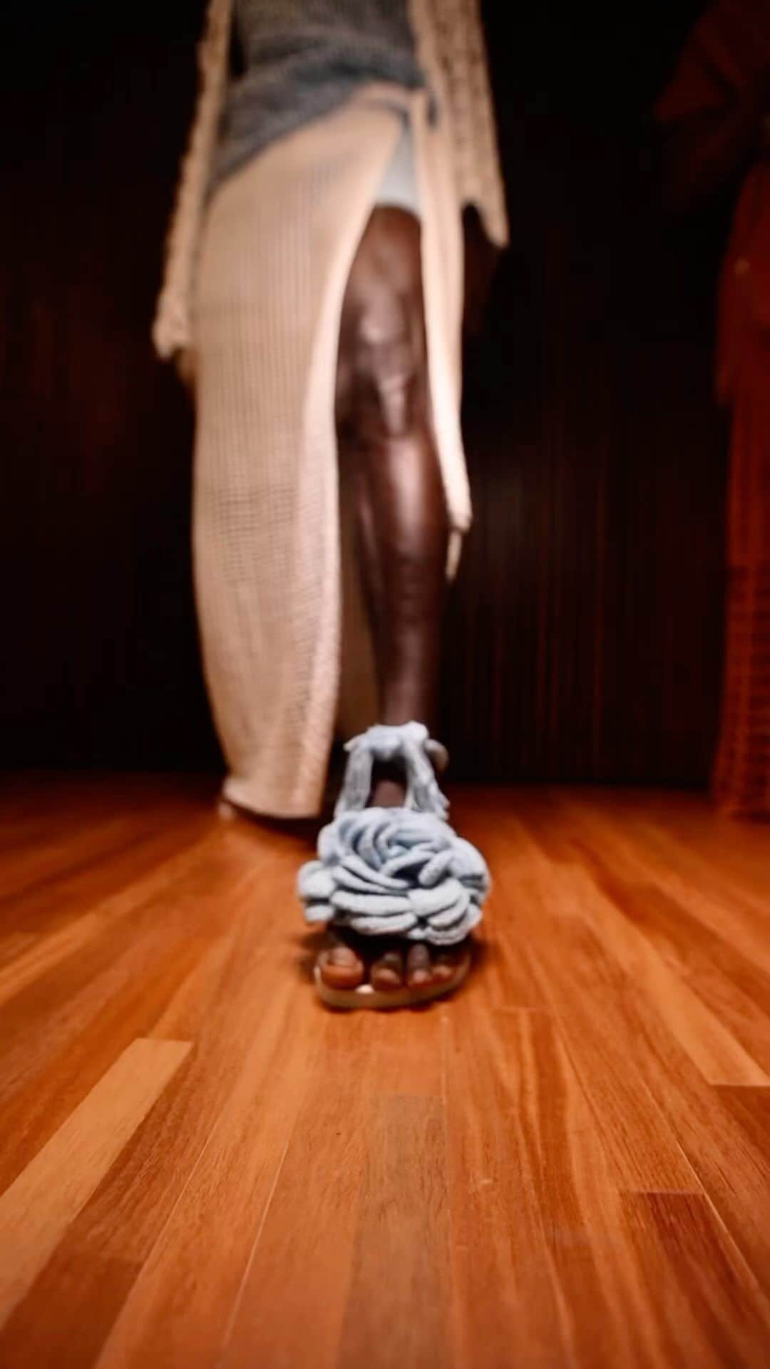 ELLE Brasilのインスタグラム：「@havaianas nas passarelas é desejo absoluto! As sandálias queridinhas de todo mundo marcaram presença nos desfiles da Ateliê Mão de Mãe e da Angela Brito – e também nos pés dos convidados da semana de moda mais quente do Brasil. Afinal, chique mesmo é ficar confortável e poder curtir dias e noites sem qualquer preocupação. A gente ama! #publicidade   Vídeo: @lettsousa」