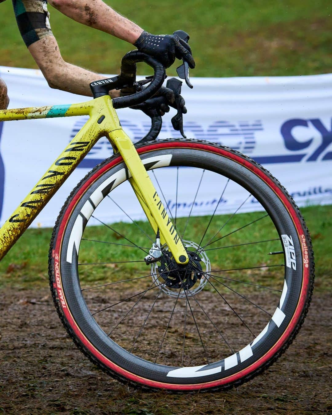 Zipp Speed Weaponryさんのインスタグラム写真 - (Zipp Speed WeaponryInstagram)「If your bike looks like @maghroch's on Monday, then it was a good Sunday. Hands up if you love cyclocross 🙌 🙌 🙌  📸 @cxhairs」11月14日 1時09分 - zippspeed