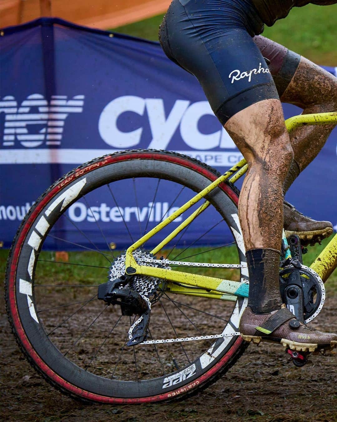 のインスタグラム：「If your bike looks like @maghroch's on Monday, then it was a good Sunday. Hands up if you love cyclocross 🙌 🙌 🙌  📸 @cxhairs」