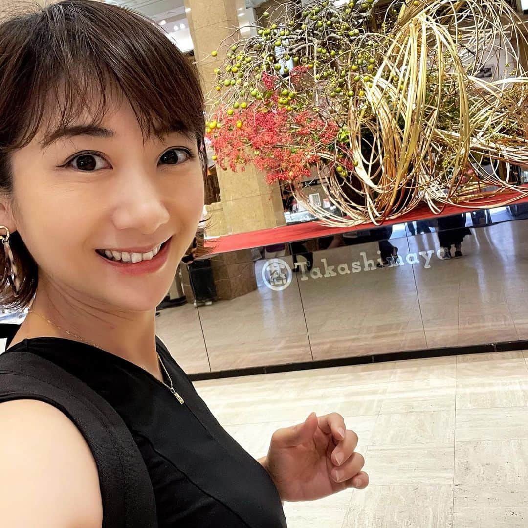 中山裕子のインスタグラム：「イベント司会で銀座へ 立ち寄っただけだけど高島屋の花が豪華✨」