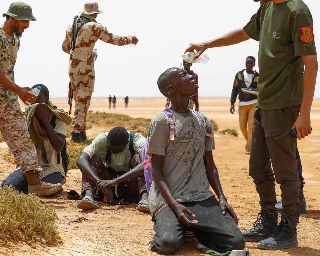 AFP通信さんのインスタグラム写真 - (AFP通信Instagram)「AFP Photographer Mahmud Turkia Wins Grand Prix Varenne⁣ ⁣ Taken on July 30, 2023, the photograph shows the moment when Libyan border guards provide water to a group of Sub-Saharan African migrants collapsed from exhaustion on the reddish-brown desert sand, near Al'Assah, 150 kilometres southwest of Tripoli. ⁣ The African men in the photograph are among hundreds of migrants arriving daily in Libya after being abandoned in the desert borderland by Tunisian security forces, according to Libyan border guards and the migrants themselves.」11月14日 1時17分 - afpphoto