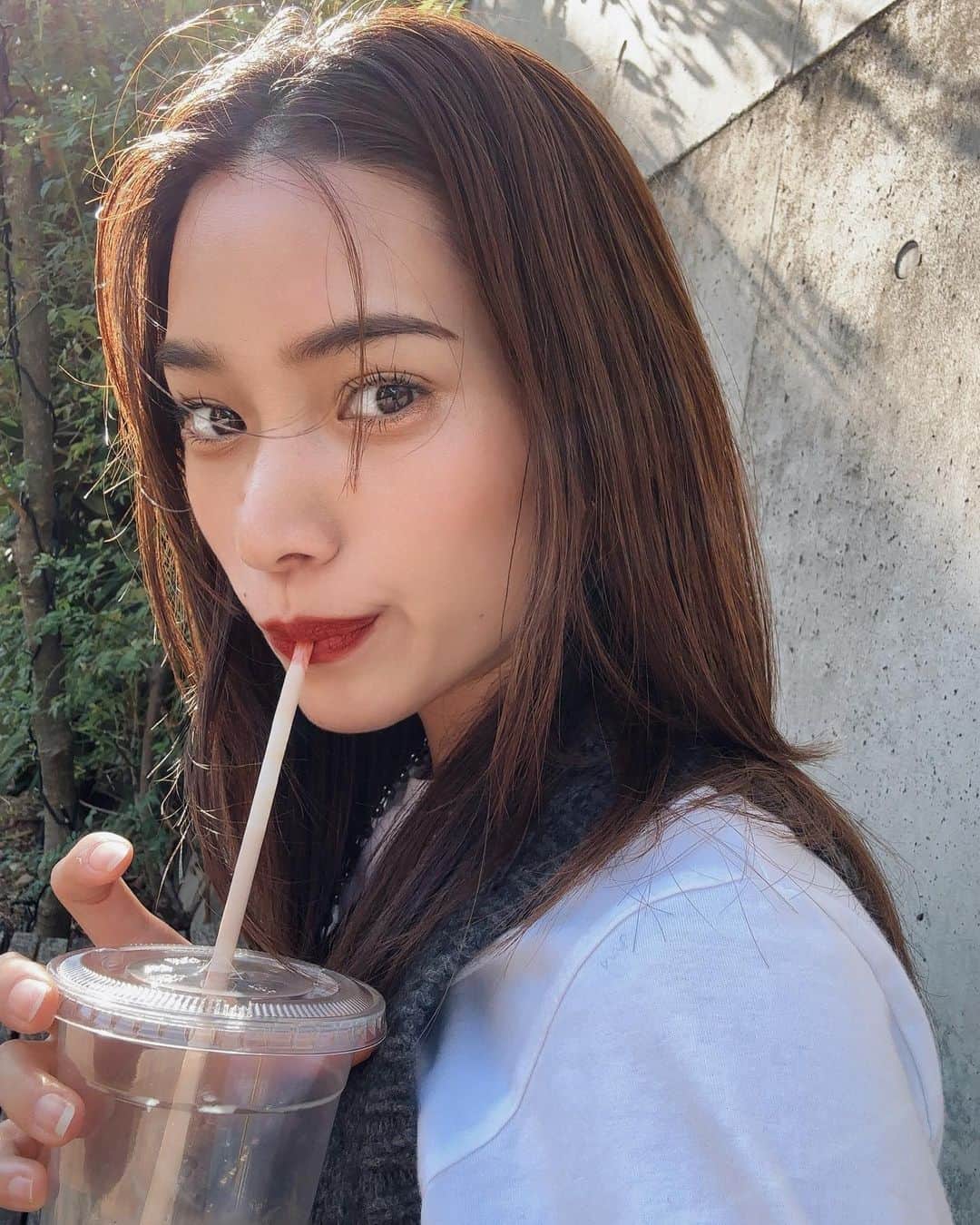 樽見麻緒のインスタグラム：「暖かかったのに、急に冬の寒さで身体が追いつけない🫨 👦🏻も風邪ひかせないように気をつけないと! 写真無関係すぎるけど笑 まだ暖かかった時。外でアイスコーヒー飲んでたそがれてる🥤笑」